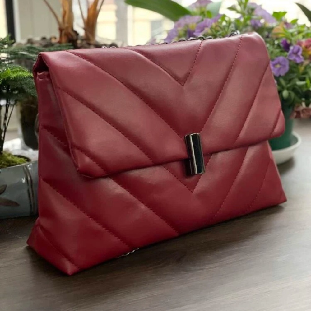 Red chain tote bag